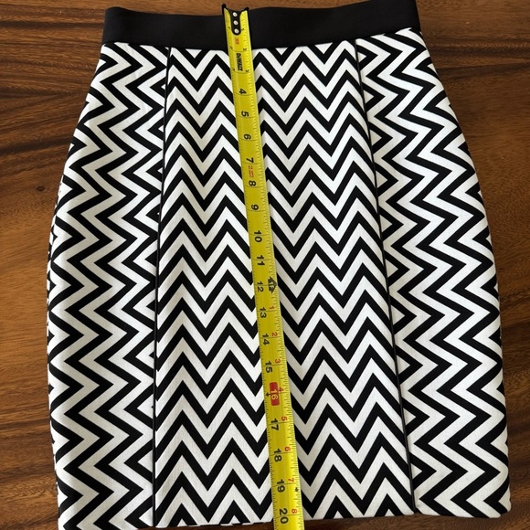H&M Black and White Chevron Design Top and Skirt Set size 4-6 - Picture 13 of 15
